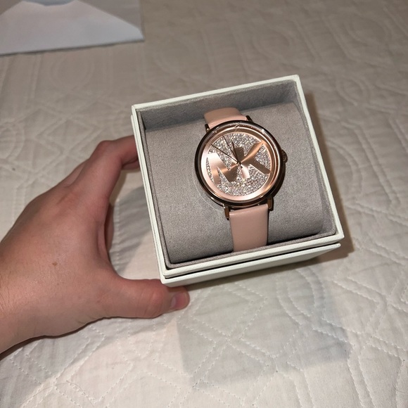 Michaels Kors watch - Picture 3 of 4